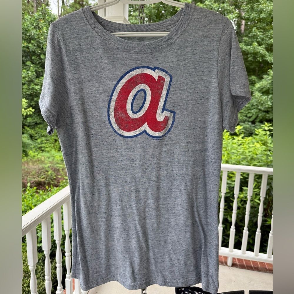 Touch by Alyssa Milano Gray T-Shirt with Atlanta Braves logo. Size XL.